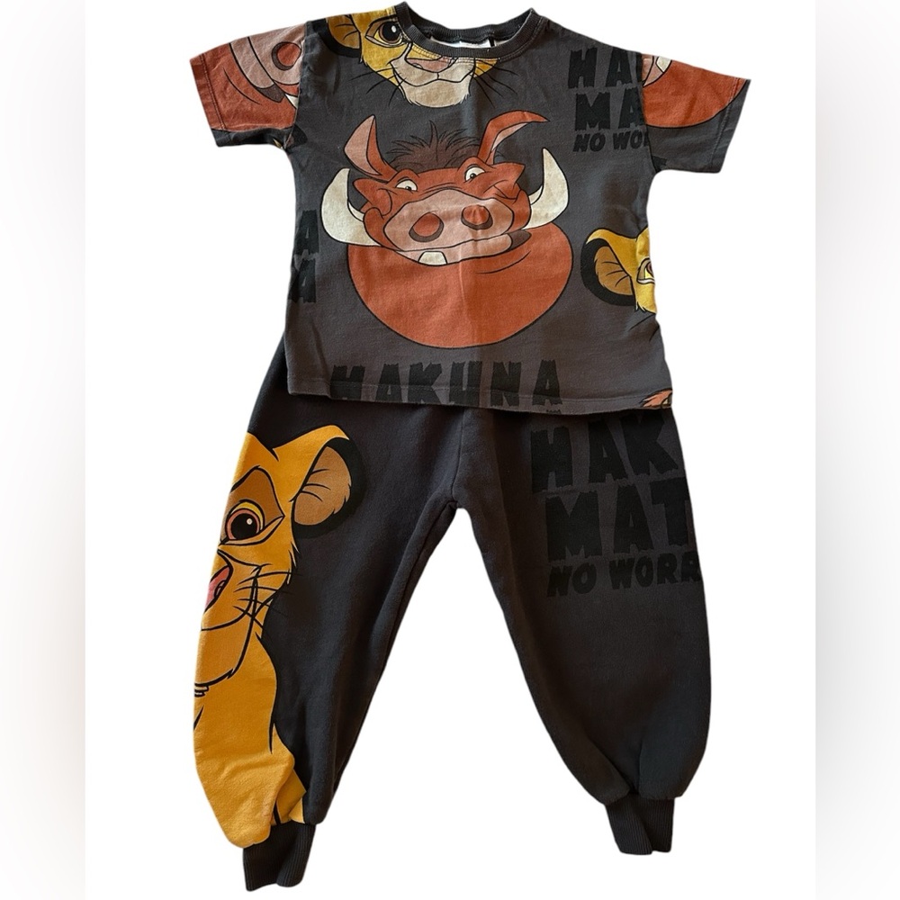 ZARA THE LION KING TSHIRT AND JOGGERS SET 
Size 4-5
Gently used